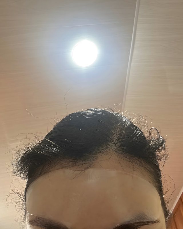 Foto real de compradora usando o adesivo