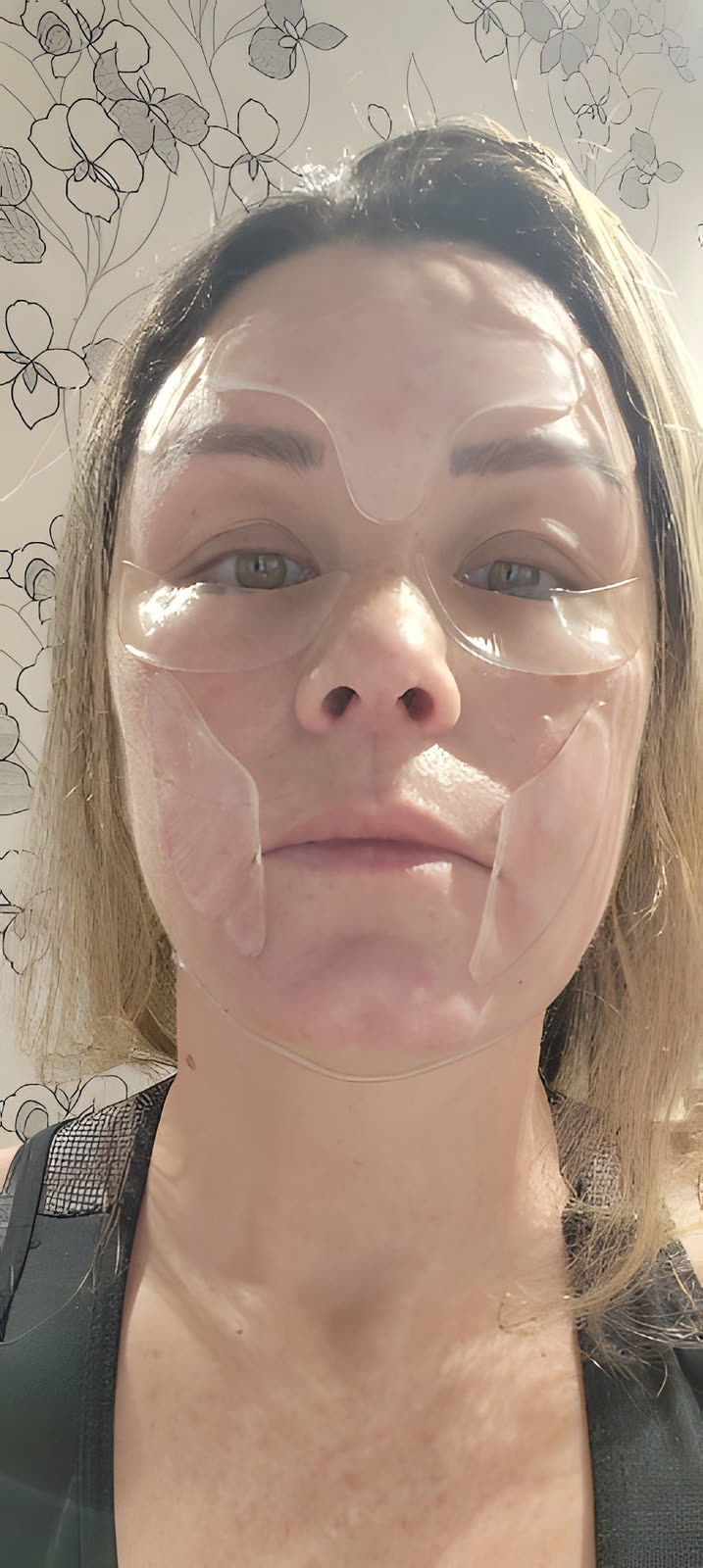 Foto real de compradora usando os adesivos